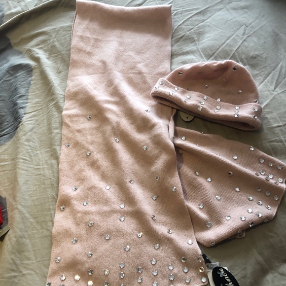 Nwt Cashmere 2 pc winter set holt renfrew - Picture 8 of 14